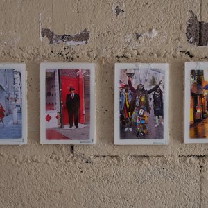 Quatre photos encadrées et suspendues sur un mur en béton peint - France  - collection de photos clin d'oeil, catégorie clindoeil